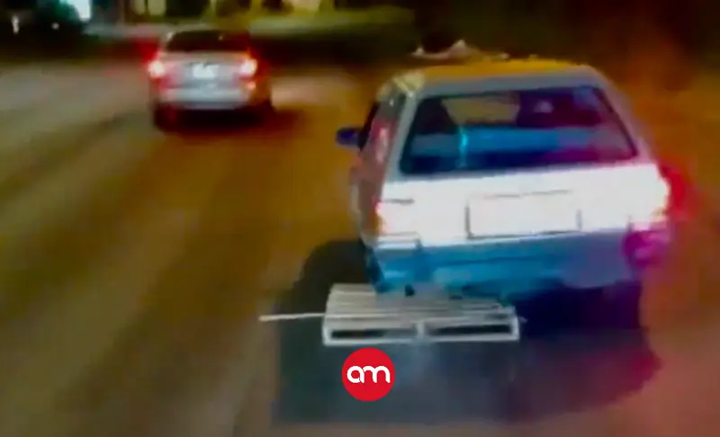 ¡Lo busca la NASA! Chofer usa una tarima en lugar de una llanta para salir de un apuro en carretera