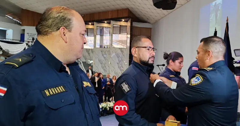 Oficiales que rescataron a bebé en Hatillo son condecorados con la medalla al alto valor y entrega
