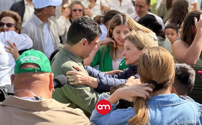 Rodeado de gente y con visitas a centros de votación, Álvaro Ramos cierra su agenda a la espera del conteo de votos
