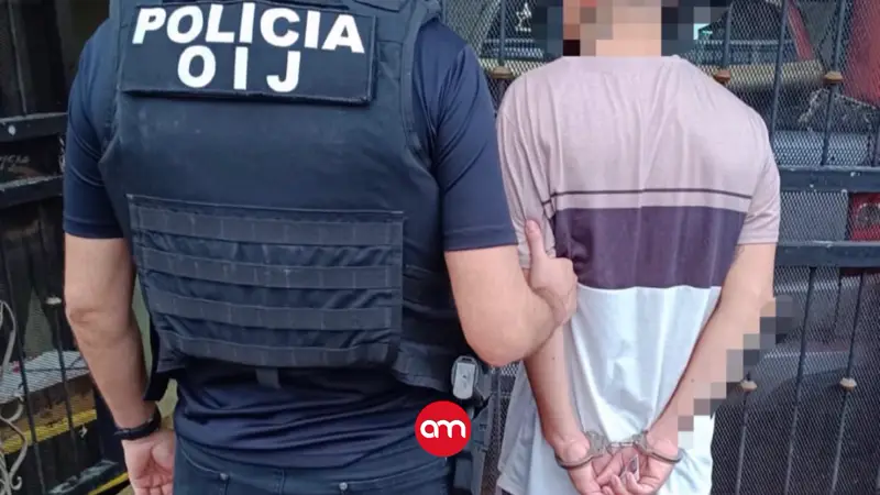 En plena madrugada les botan las puertas y los capturan por asesinato de joven de 18 años