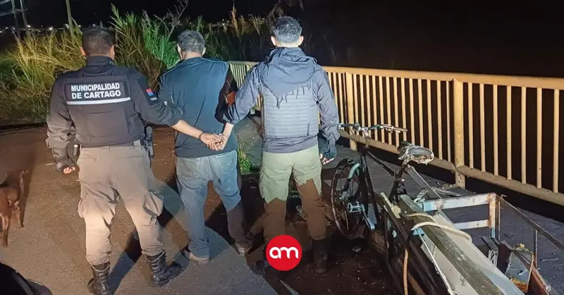 Policía Municipal de Cartago detiene por segunda vez en la semana a un hombre por botar basura