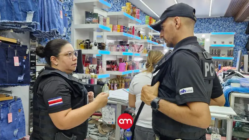Hacienda interviene comercios en La Coca Cola y decomisan gran cantidad de productos