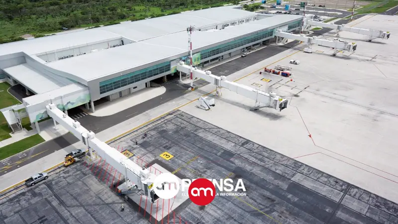 ¡Vergonzoso! Funcionario de aeropuerto le cobró $200 a turista para entregarle su equipaje