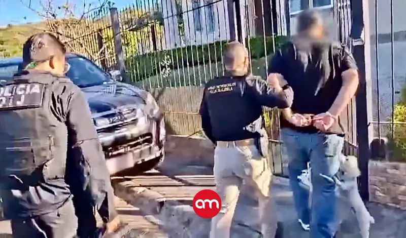 Los bajan del avión cuando intentaban huir: padre e hijo caen por presunto intento de matar a familiar