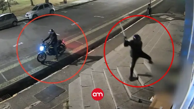(Video) Motociclistas quedan grabados cuando daban brutal golpiza a adulto mayor con un tubo metálico en San José