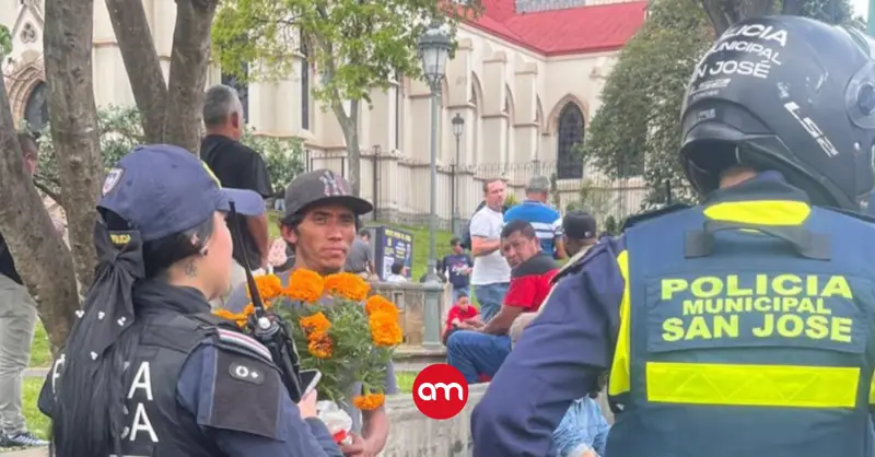 (Video) Hombre se roba flores de parque La Merced para venderlas y policías lo obligan a sembrarlas de nuevo