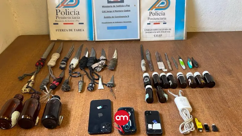 ¡Increíble! Armas, droga y celulares: Todo lo que escondían reos en un hueco de su celda