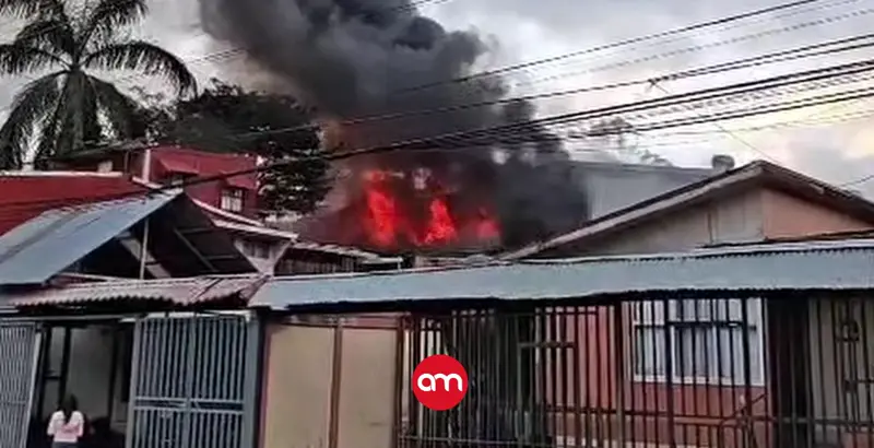 (Video) Bomberos luchan para apagar voraz incendio en estructura de 1000 m²