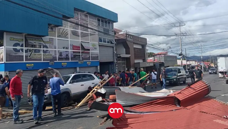 Viento desata el caos en Grecia: techo sale volando y deja a un hombre gravemente herido