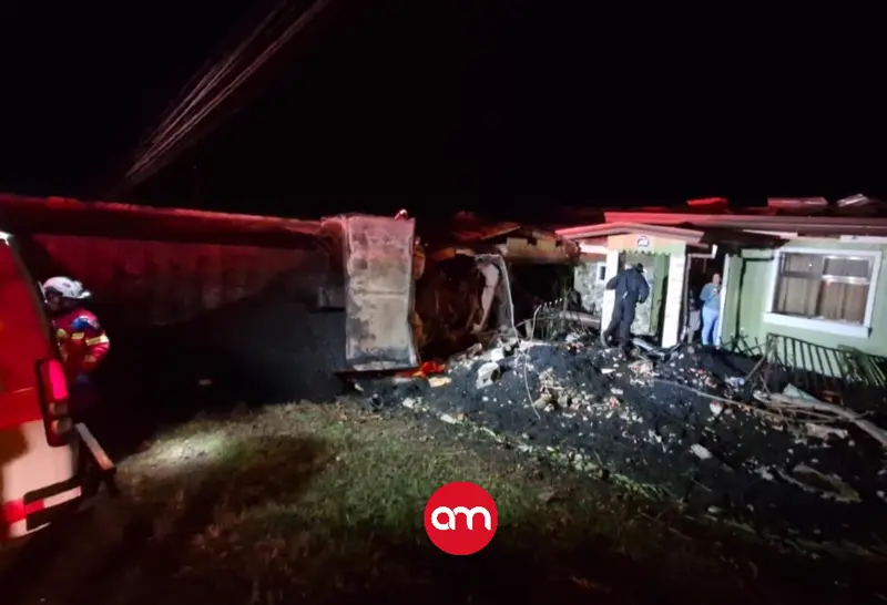 Vagoneta con asfalto se mete hasta la sala de una casa en Llano Grande de Cartago
