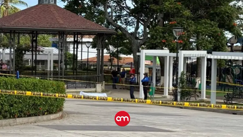 Tragedia en parque: Joven empleado municipal se desploma y muere