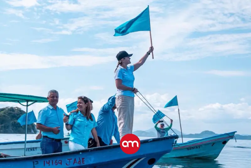Pescadores del Golfo de Nicoya acompañan a Laura Fernández en recorrido por el mar en Puntarenas