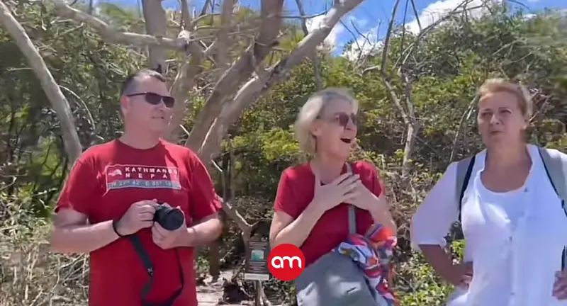 (Video) Turistas húngaros rompen en llanto al admirar la belleza de una playa costarricense
