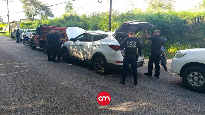 Decomisan miles de unidades de licor que dos hombres trasegaban en carros gemeleados