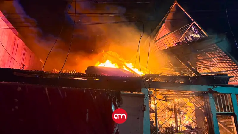 Tragedia en Pavas: incendio cobra una vida y bomberos buscan entre los escombros a un niño de 13 años