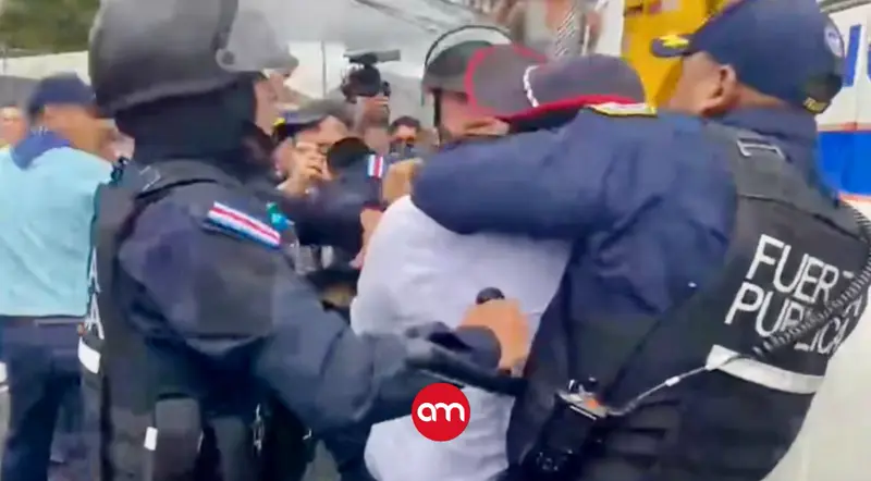 Zafarrancho entre agricultores y policías en Casa Presidencial