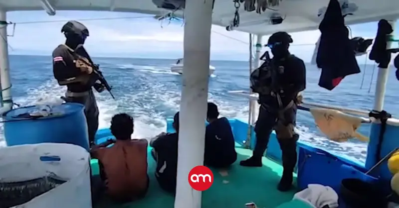 Caen tres ticos con lancha cargada de droga durante operativo contra la pesca ilegal