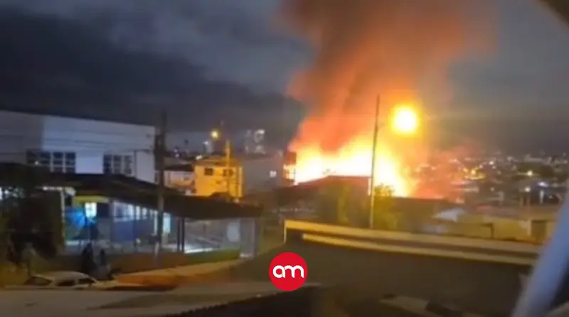 Incendio consume dos casas y una ebanistería frente a cárcel de San Sebastián
