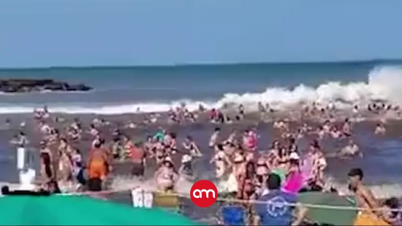 (Video) Ola gigante azota a bañistas; deja un muerto y 35 personas heridas