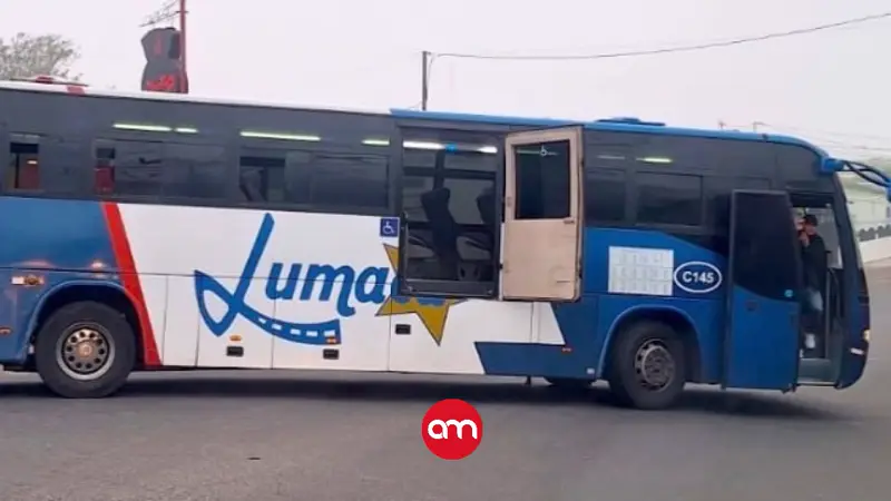 Puerta de autobús de Lumaca se abre en pleno viaje y pasajero termina herido en la carretera