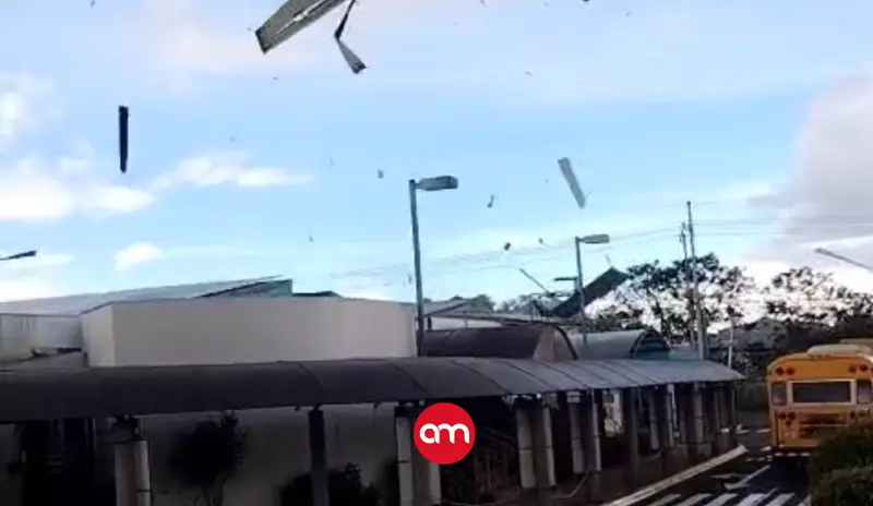 Video: ¡Gritos y asombro! Torbellino arranca techos y causa pánico en Cartago