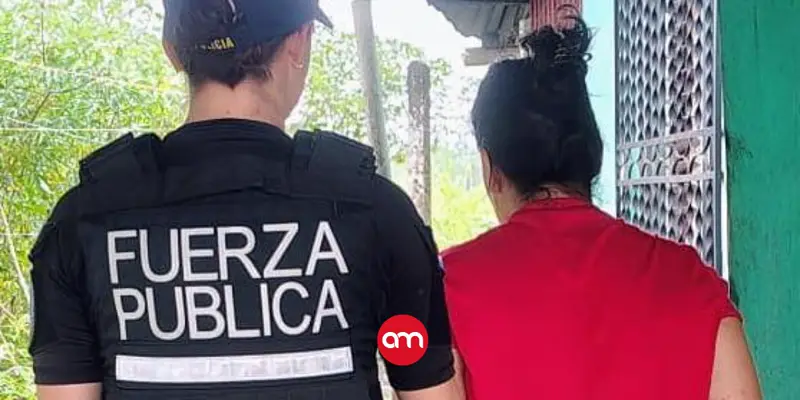 Llena de sangre: Así detuvo la policía a mujer que asesinó a otra en una riña frente a una escuela en Limón