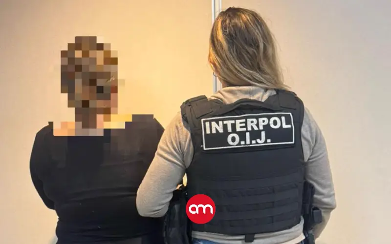 Vuelo sin retorno: mujer checa extraditada tras ocultarse aquí por sentencia de drogas