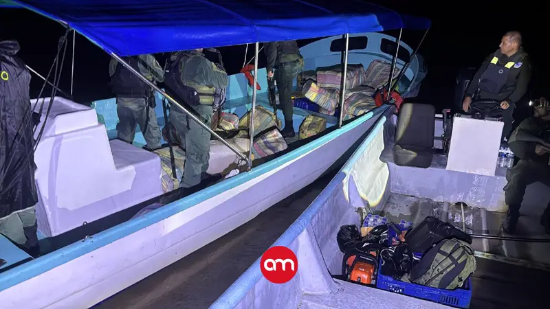 Guardacostas capturan lancha con droga, pero narcos se les escaparon tras persecución en altamar