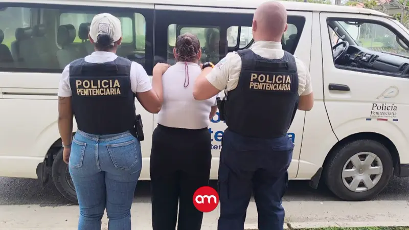 Mujer llega a visitar reo a cárcel y lo que cayó de su cartera durante una requisa originó su arresto