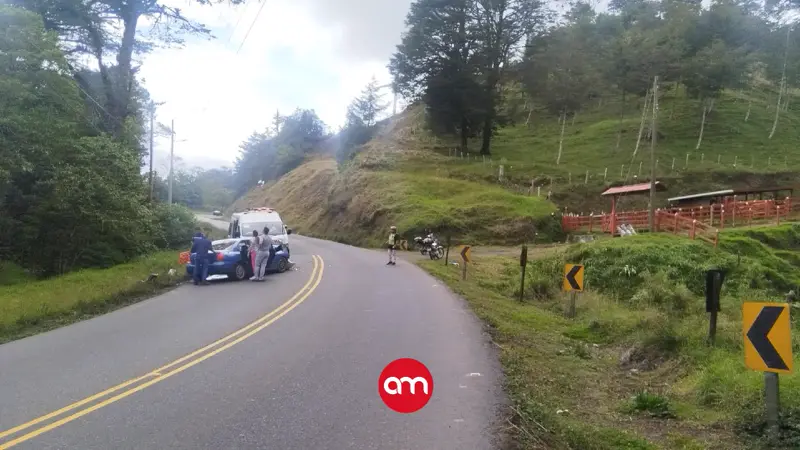 Bebé resulta prensado en violento choque entre carro y ambulancia en Cartago: Está grave y es llevado al hospital