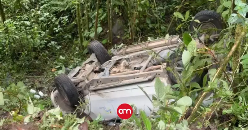 Rescatan con vida a ocupantes de carro que cayó a guindo en La Unión