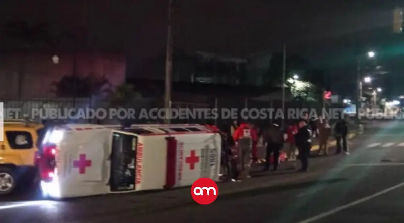Choque brutal contra ambulancia en Coronado deja seis personas valoradas y daños totales