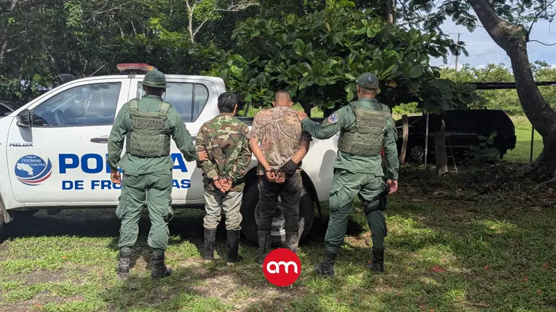 Cazadores detenidos con escopetas y cuchillos tras ser sorprendidos en bosque cercano a refugio nacional