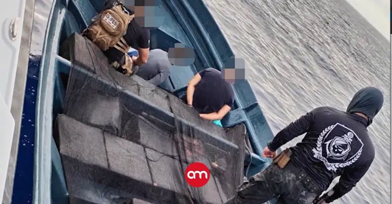 ¡Impresionante video! Vea el momento exacto en que guardacostas rodean y capturan a narcos en altamar