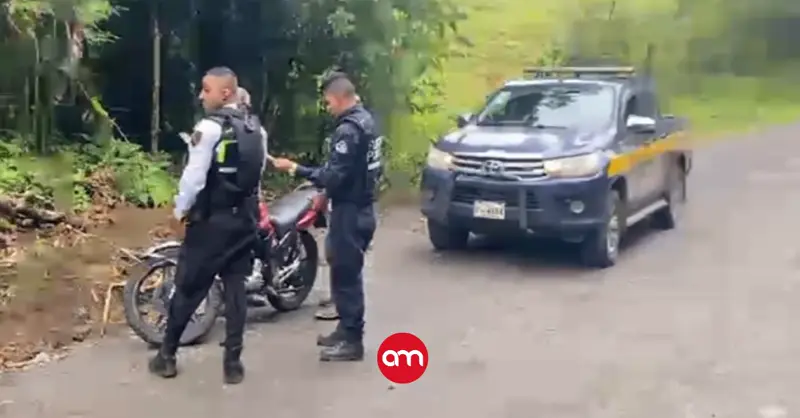 Policía interviene a motociclista que hacía acrobacias frente a colegio y le hace 20 multas