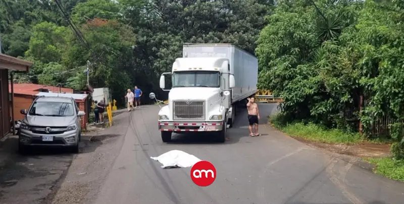 Tragedia en carretera: hombre muere atropellado por su propio camión tras aparente falla mecánica