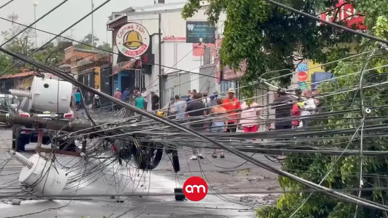 Desplome de postes sobre seis vehículos por caída de rayo en Alajuela no dejó personas heridas
