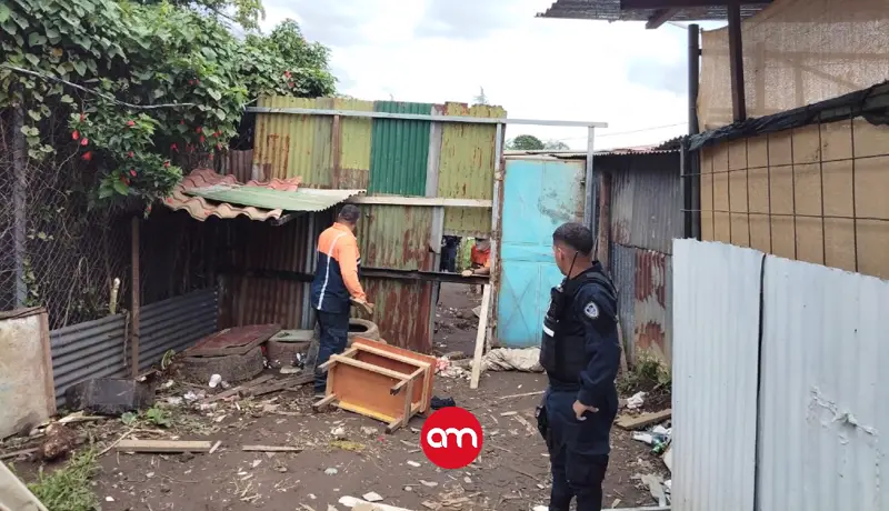Derriban puente de lata y metal que narcos habían instalado en conflictiva zona de la capital