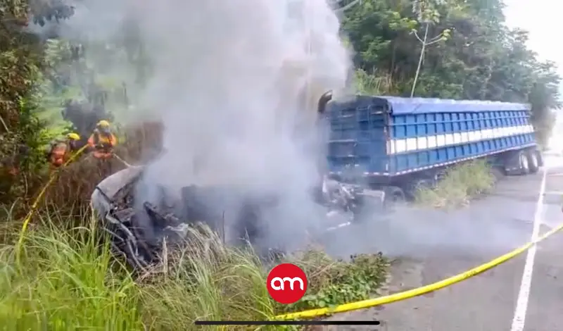 Camión pesado embiste a un auto, prende en llamas y conductor muere calcinado
