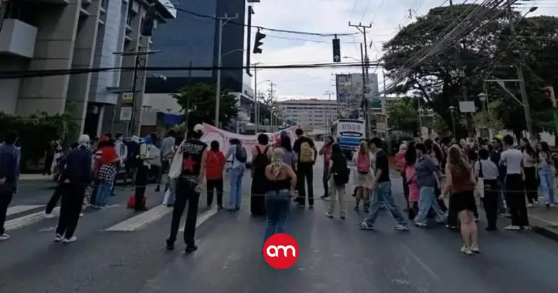 Estudiantes toman la calle en rechazo a propuesta del Gobierno sobre el FEES: San Pedro está colapsado
