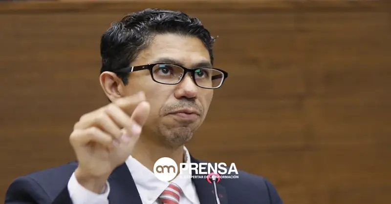 Luis Amador ya inscribió candidatura presidencial con este partido político