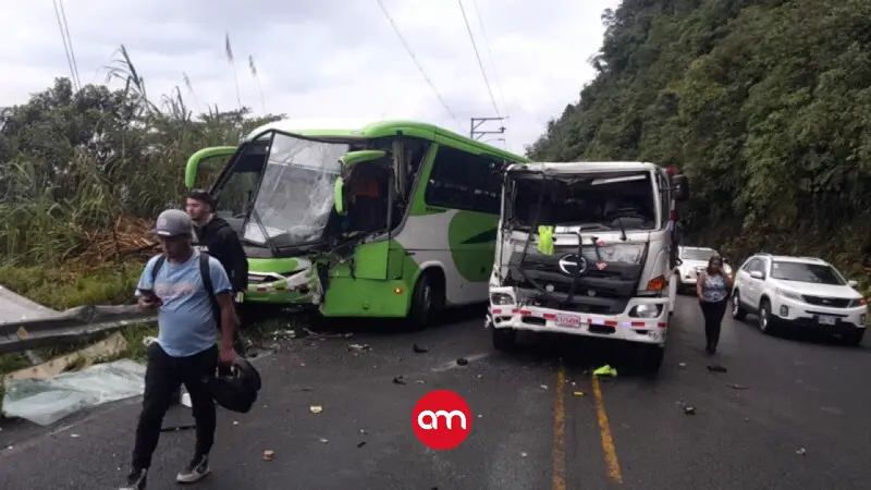 Ruta 32 vive momentos de tensión tras choque entre autobús y camión de gas: hay 27 heridos
