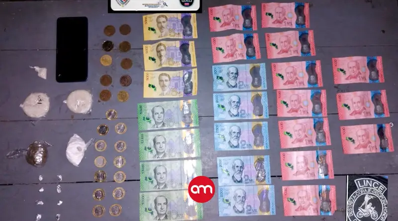 Actitud nerviosa traiciona a motociclista y lo deja en evidencia ante la policía cargado de drogas