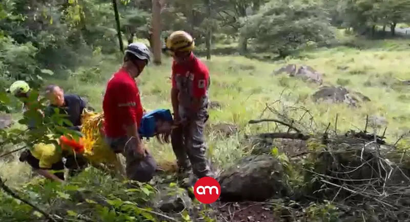 Pareja en condición delicada tras caída de moto a quebrada en Acosta
