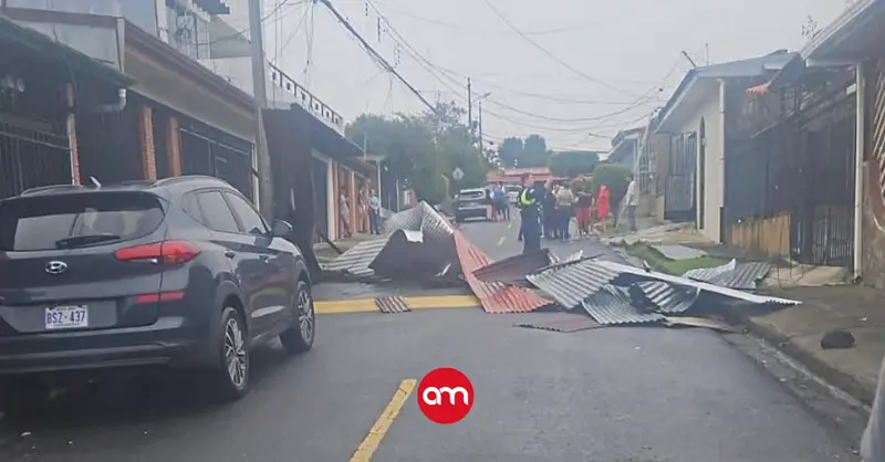Más de una decena de personas debió ser atendida por la Cruz Roja tras torbellino que destechó casa en Heredia