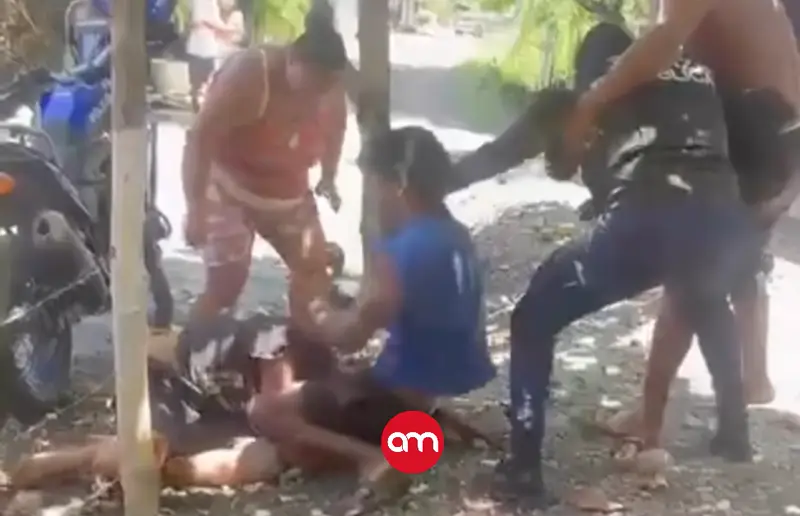 ¡Héroes! Dos policías salvan a un joven de ser asesinado a pedradas