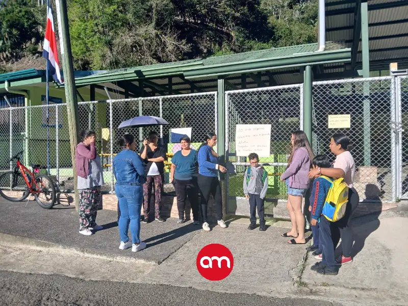 Cierran escuela por tercera vez y padres denuncian amenazas: conflicto con docente vuelve a encender la polémica en Cartago