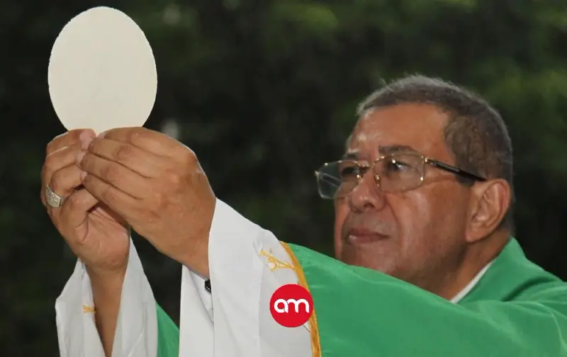 Monseñor Javier Román recibe el alta médica tras sufrir un infarto el sábado anterior