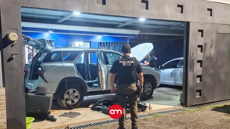 Cae peligrosa banda de bajonazos: OIJ los sorprende mientras desmantelaban un vehículo de alta gama robado