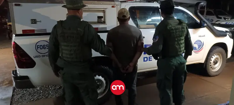 Hombre intentó huir de la policía lanzándose de carro en movimiento, pero fue detenido con arma y millonaria suma de dinero
